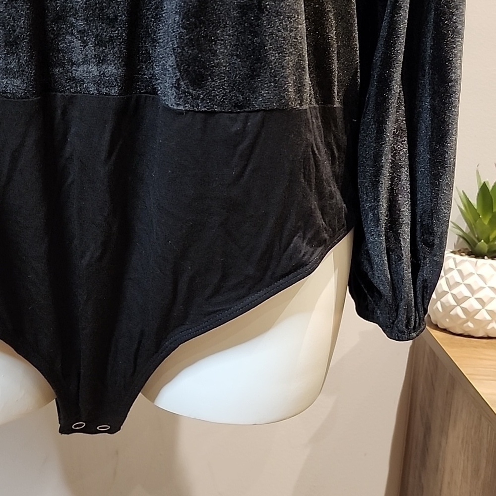 Torrid - Stretch Velvet V-Neck Long Sleeve Bodysuit in Deep Black​​​​​​​​ - Picture 5 of 15